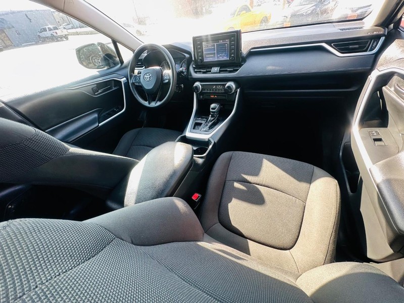 Toyota RAV4 Vehicle Full-screen Gallery Image 16