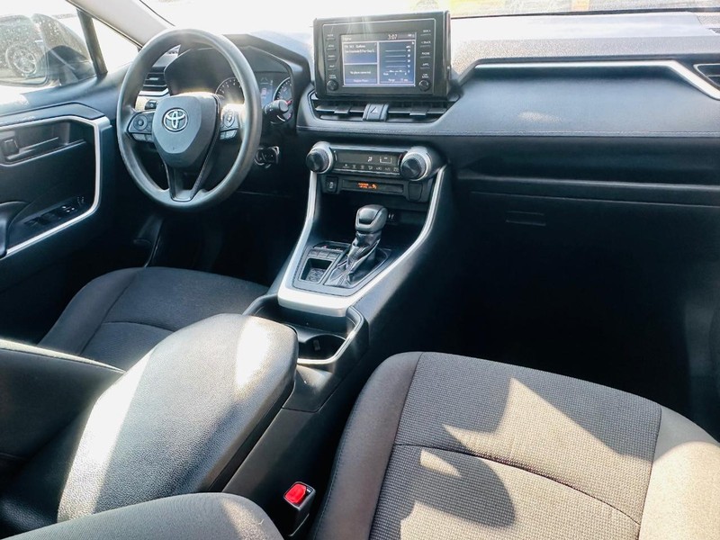 Toyota RAV4 Vehicle Full-screen Gallery Image 17