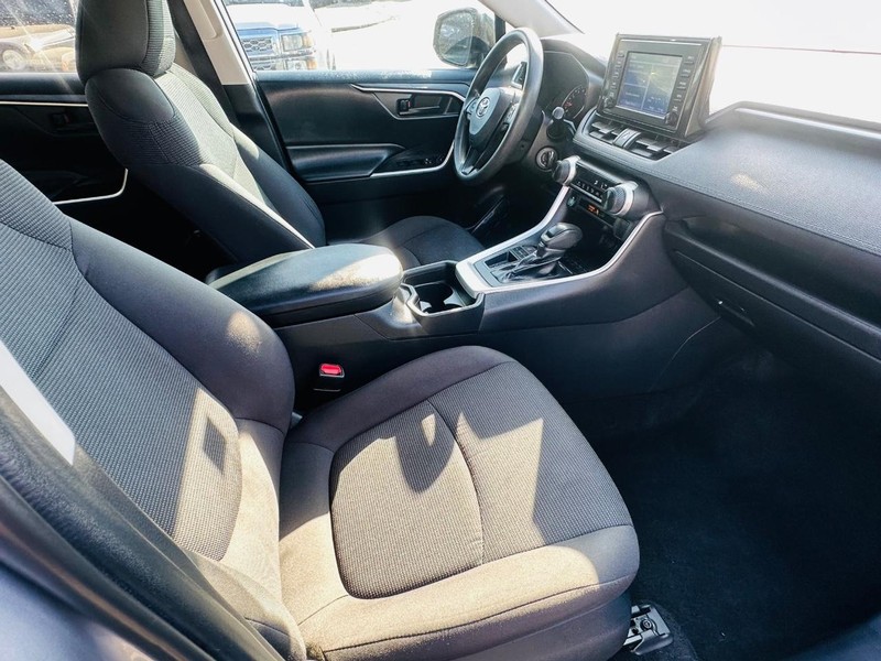 Toyota RAV4 Vehicle Full-screen Gallery Image 18