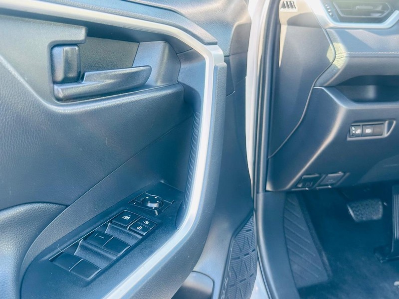 Toyota RAV4 Vehicle Full-screen Gallery Image 19