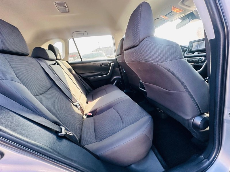 Toyota RAV4 Vehicle Full-screen Gallery Image 21