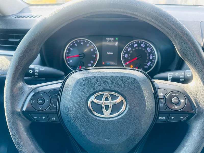 Toyota RAV4 Vehicle Full-screen Gallery Image 22