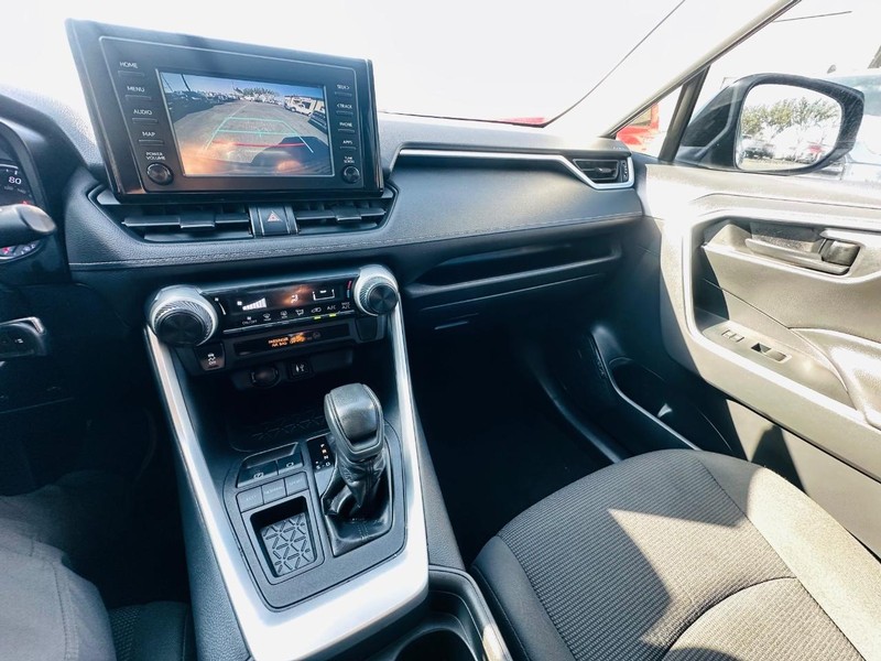 Toyota RAV4 Vehicle Full-screen Gallery Image 23