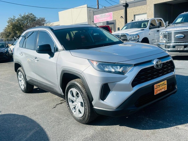 Toyota RAV4 Vehicle Full-screen Gallery Image 28