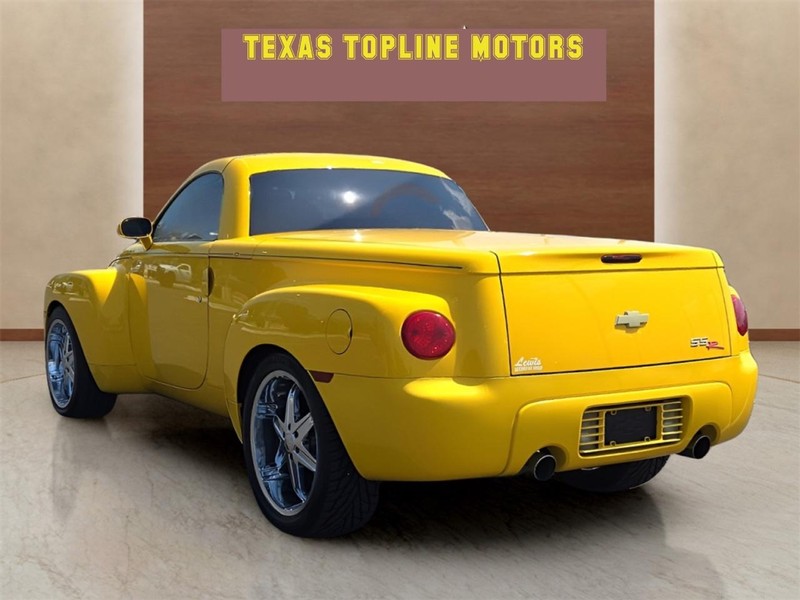 Chevrolet SSR Vehicle Full-screen Gallery Image 04