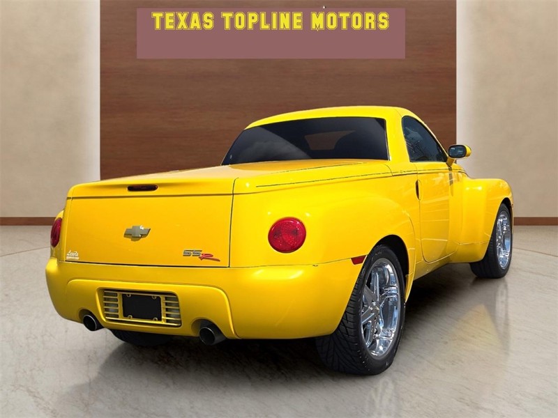 Chevrolet SSR Vehicle Full-screen Gallery Image 05