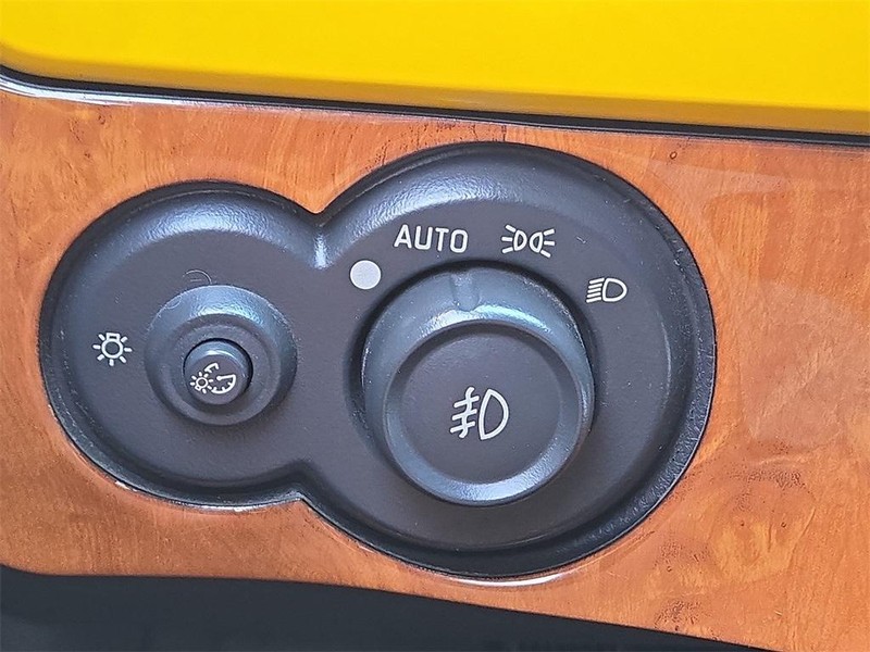 Chevrolet SSR Vehicle Full-screen Gallery Image 11