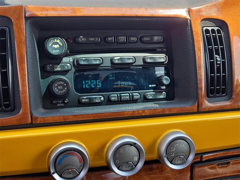 Chevrolet SSR Vehicle Full-screen Gallery Image 12