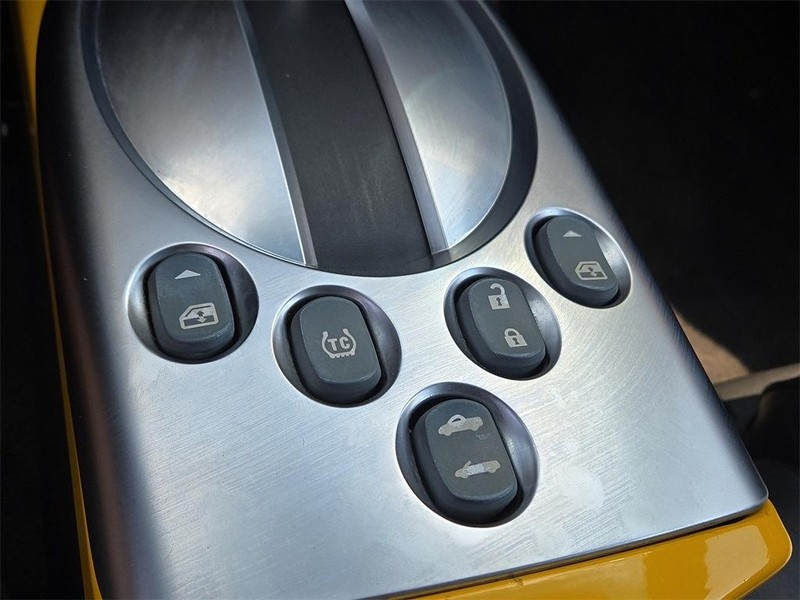 Chevrolet SSR Vehicle Full-screen Gallery Image 13