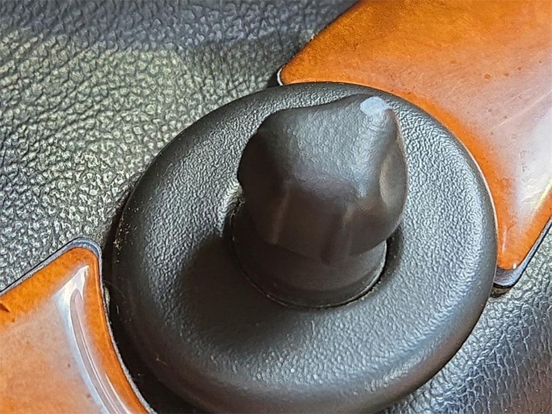 Chevrolet SSR Vehicle Full-screen Gallery Image 14