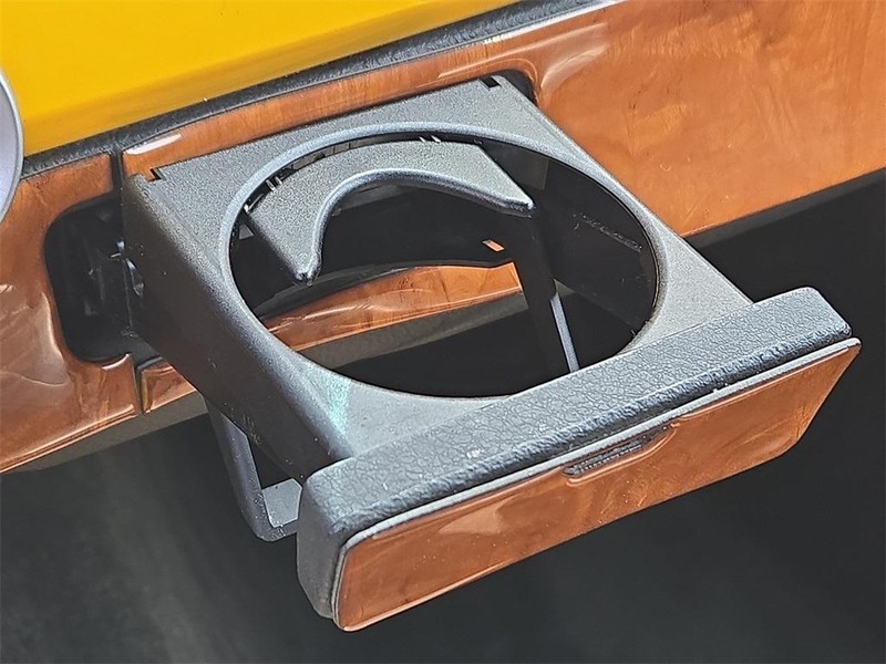 Chevrolet SSR Vehicle Full-screen Gallery Image 15