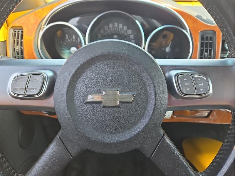 Chevrolet SSR Vehicle Full-screen Gallery Image 16