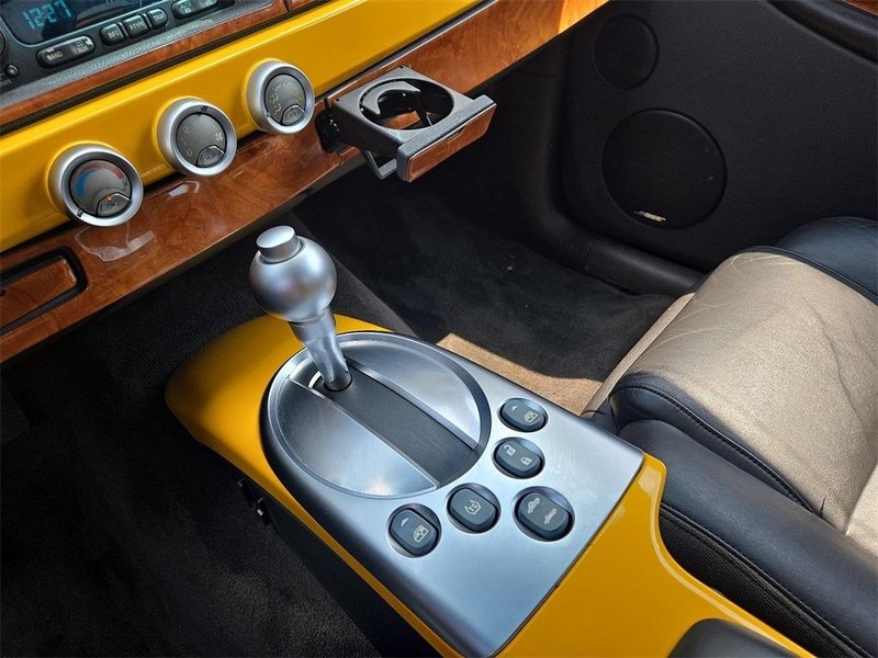 Chevrolet SSR Vehicle Full-screen Gallery Image 17