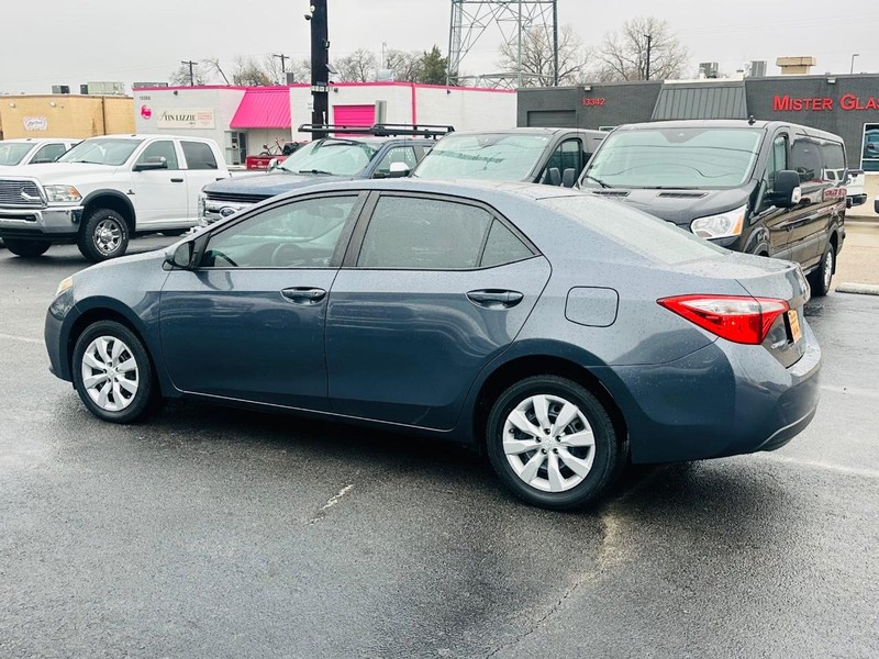 Toyota Corolla Vehicle Full-screen Gallery Image 10