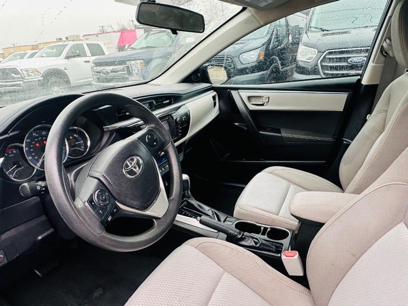 Toyota Corolla Vehicle Full-screen Gallery Image 13