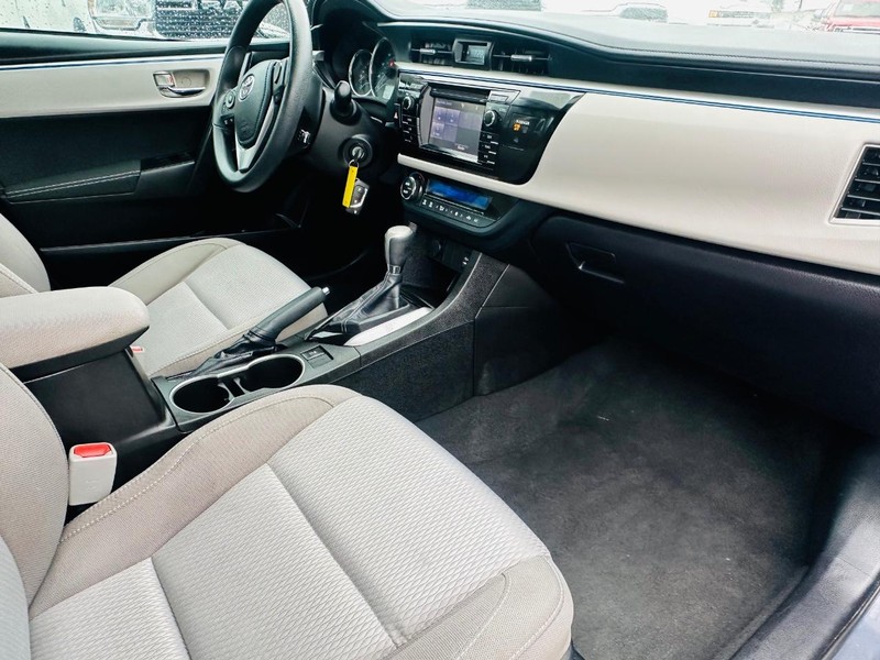 Toyota Corolla Vehicle Full-screen Gallery Image 17