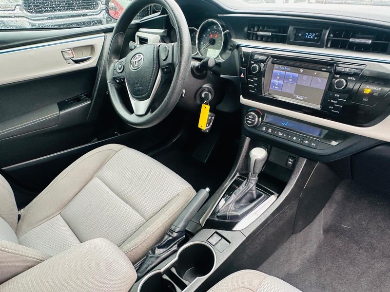 Toyota Corolla Vehicle Full-screen Gallery Image 18