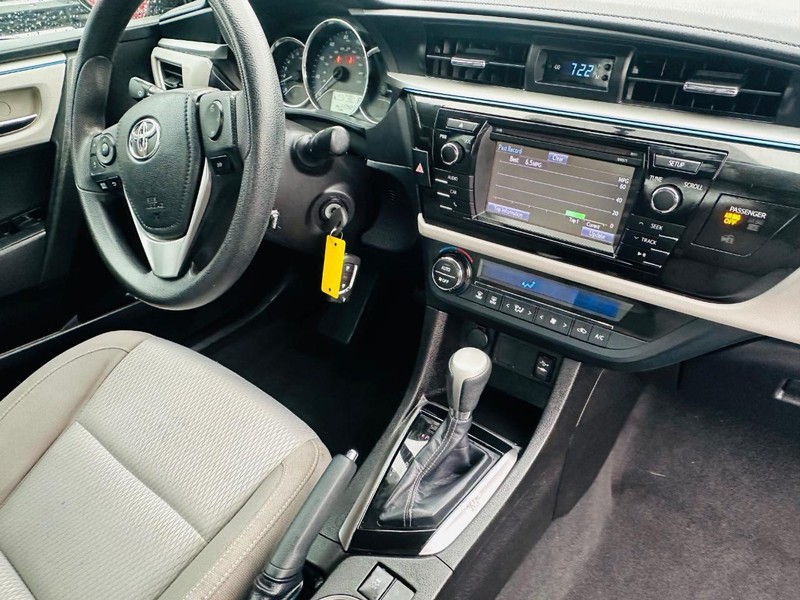 Toyota Corolla Vehicle Full-screen Gallery Image 19
