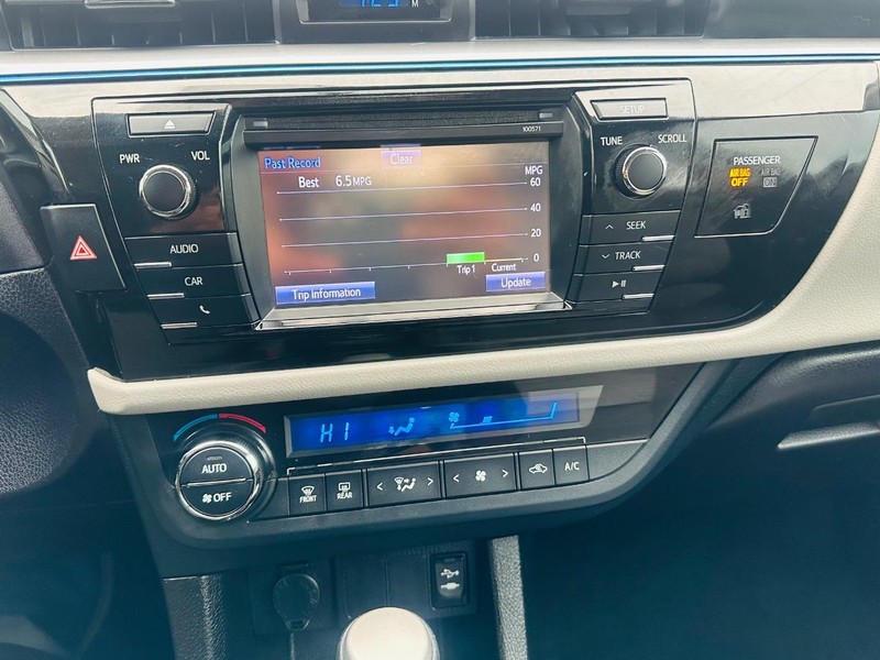 Toyota Corolla Vehicle Full-screen Gallery Image 23