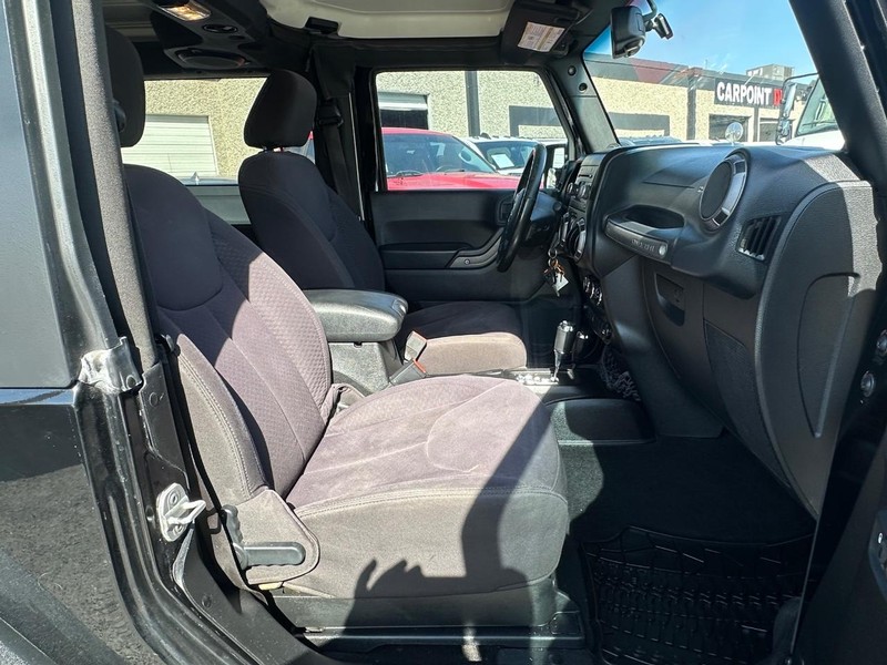 Jeep Wrangler Vehicle Full-screen Gallery Image 15