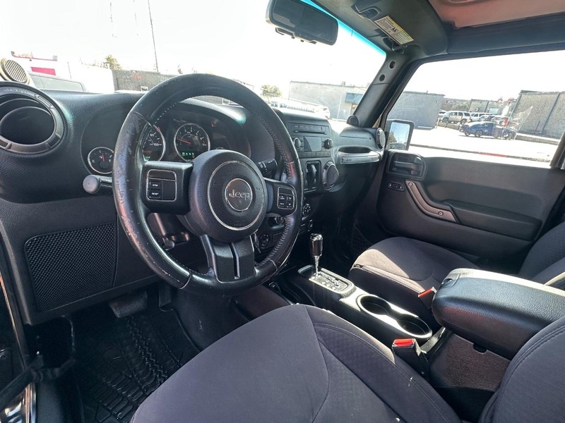 Jeep Wrangler Vehicle Full-screen Gallery Image 16