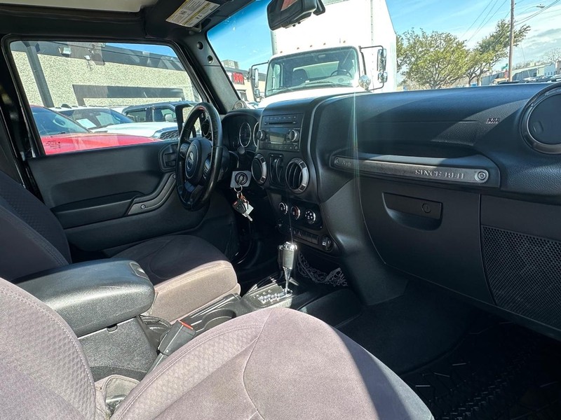 Jeep Wrangler Vehicle Full-screen Gallery Image 18