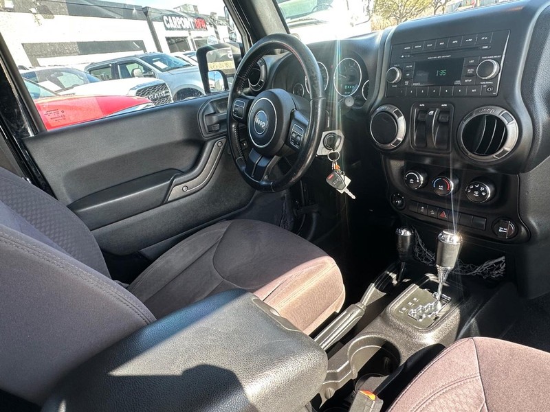 Jeep Wrangler Vehicle Full-screen Gallery Image 19