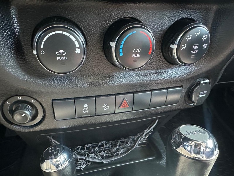 Jeep Wrangler Vehicle Full-screen Gallery Image 27