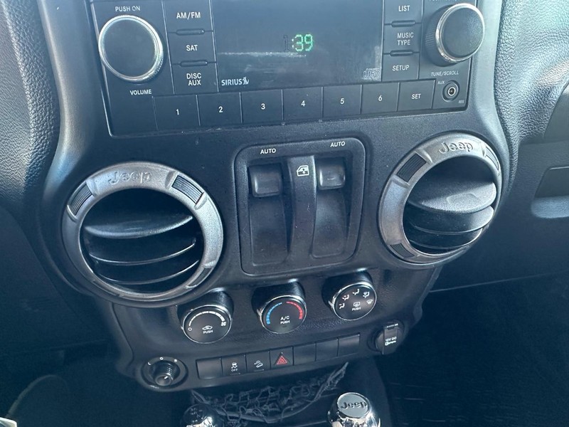 Jeep Wrangler Vehicle Full-screen Gallery Image 28