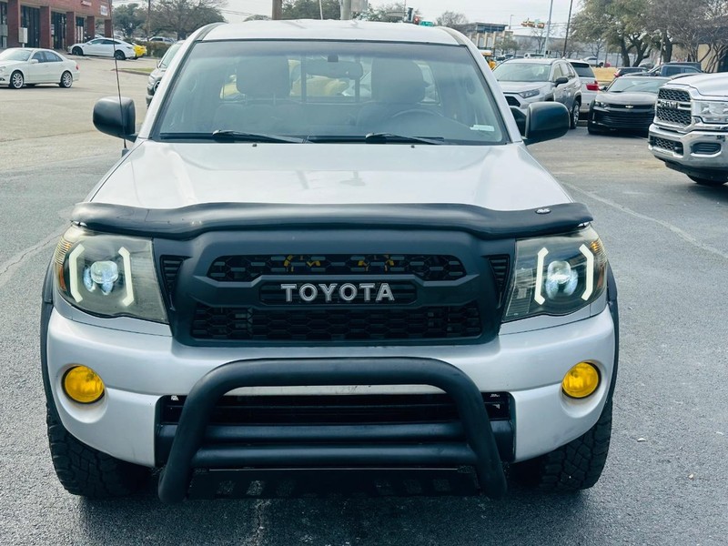 Toyota Tacoma Vehicle Full-screen Gallery Image 06