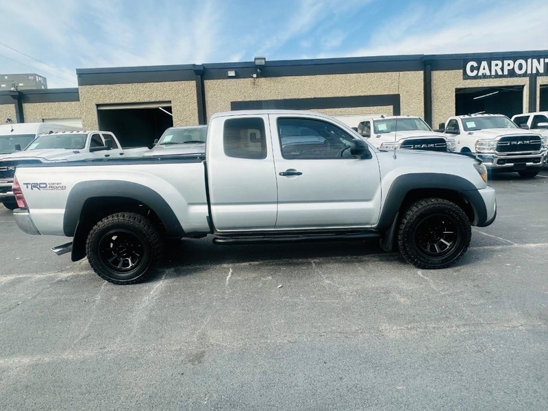 Toyota Tacoma Vehicle Full-screen Gallery Image 09
