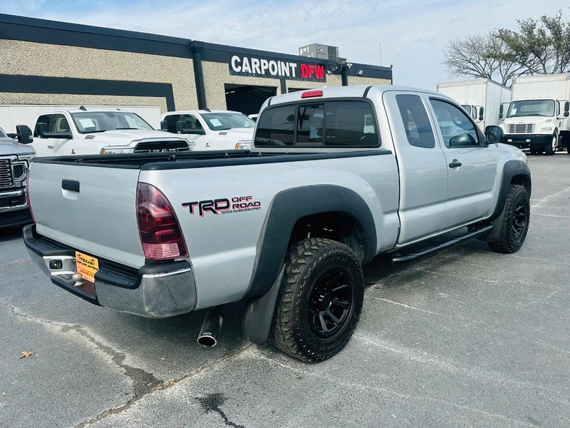 Toyota Tacoma Vehicle Full-screen Gallery Image 10