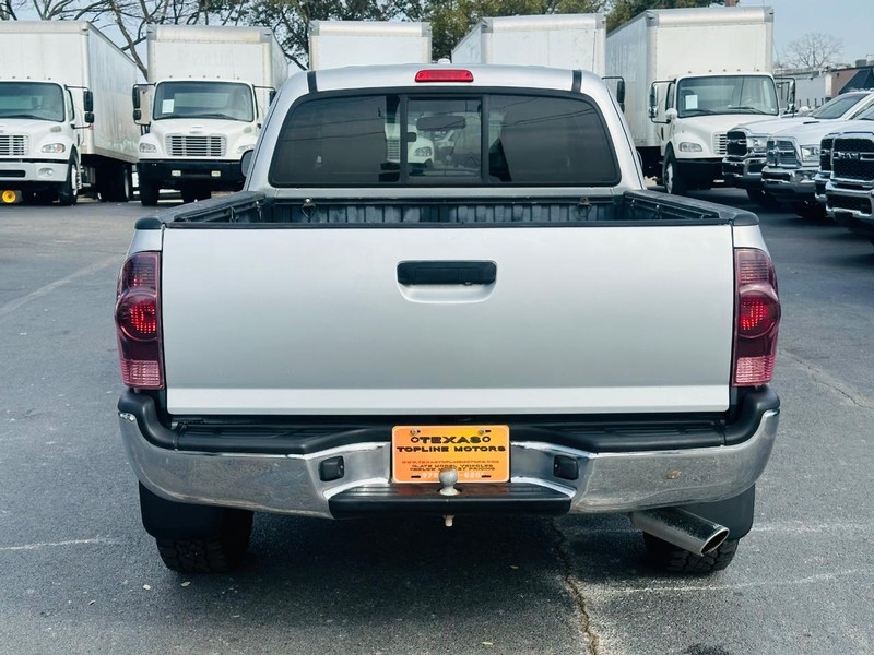 Toyota Tacoma Vehicle Full-screen Gallery Image 11