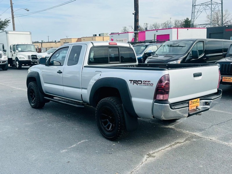 Toyota Tacoma Vehicle Full-screen Gallery Image 12