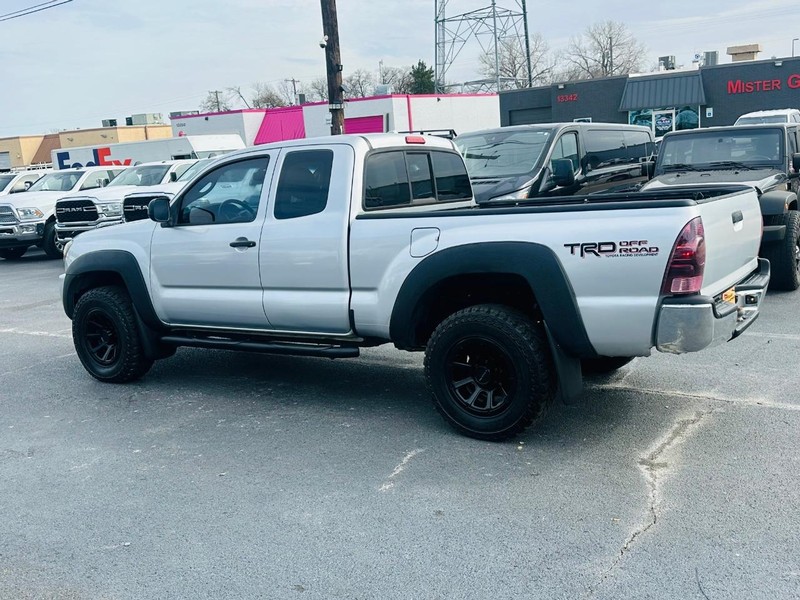 Toyota Tacoma Vehicle Full-screen Gallery Image 13
