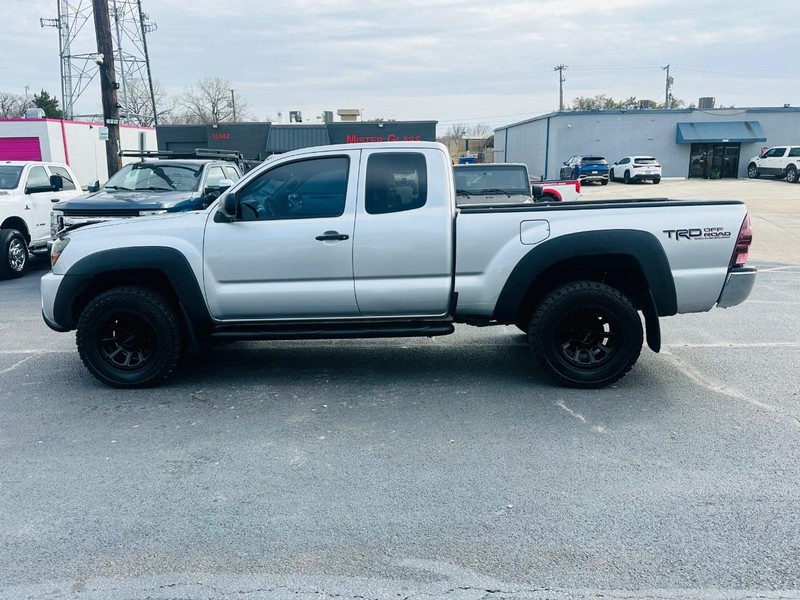 Toyota Tacoma Vehicle Full-screen Gallery Image 14