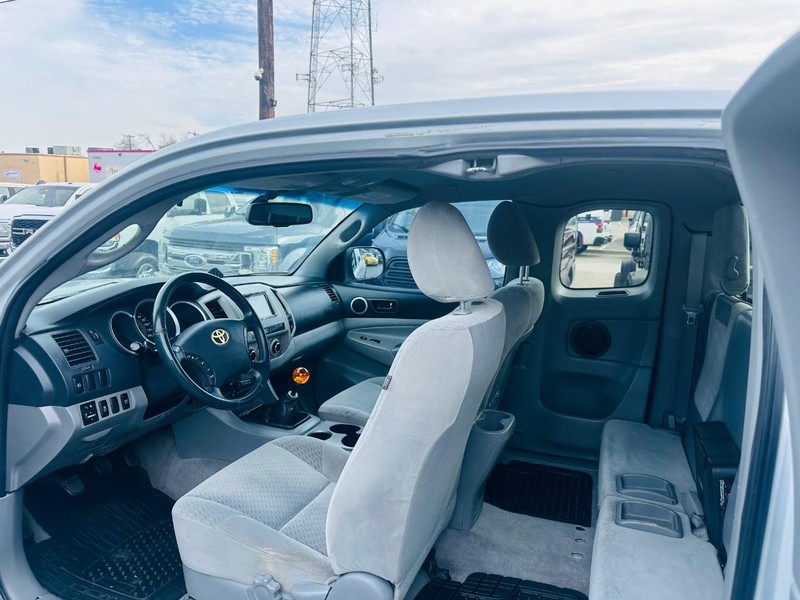 Toyota Tacoma Vehicle Full-screen Gallery Image 16