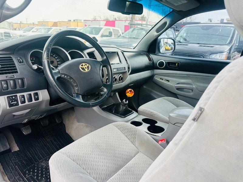 Toyota Tacoma Vehicle Full-screen Gallery Image 17