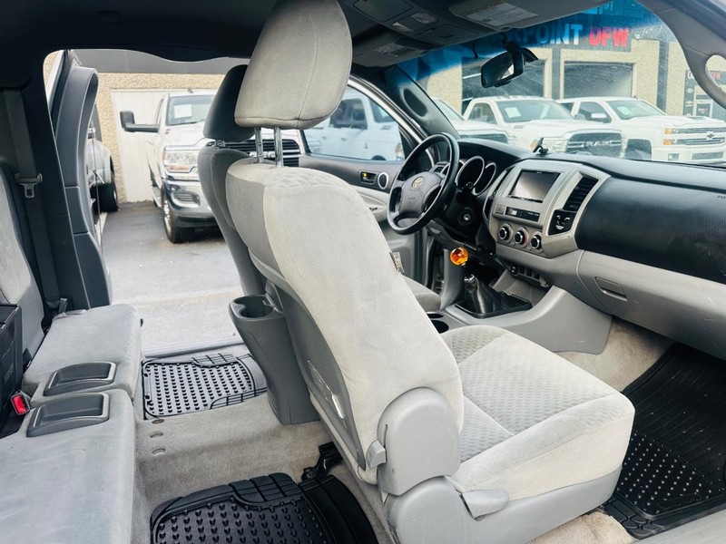 Toyota Tacoma Vehicle Full-screen Gallery Image 19