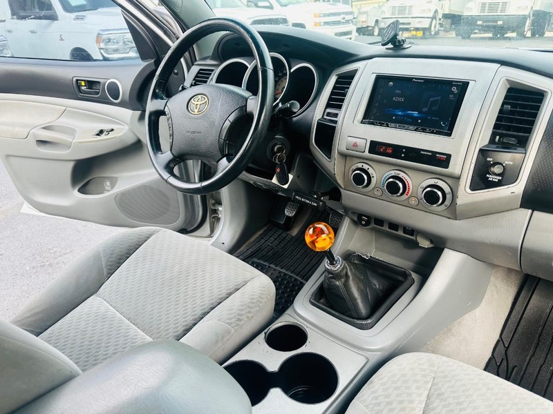 Toyota Tacoma Vehicle Full-screen Gallery Image 20