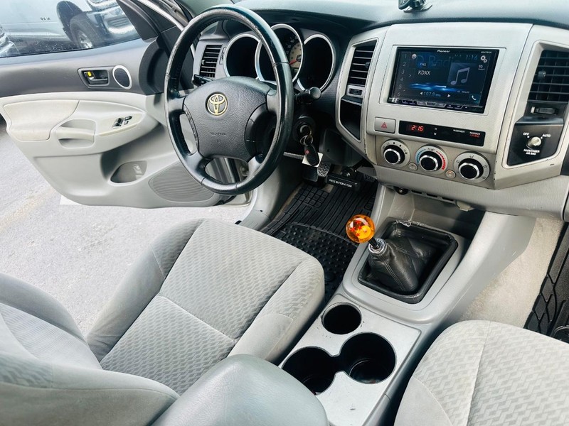 Toyota Tacoma Vehicle Full-screen Gallery Image 21