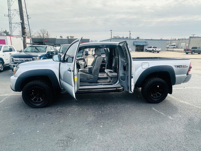 Toyota Tacoma Vehicle Full-screen Gallery Image 22