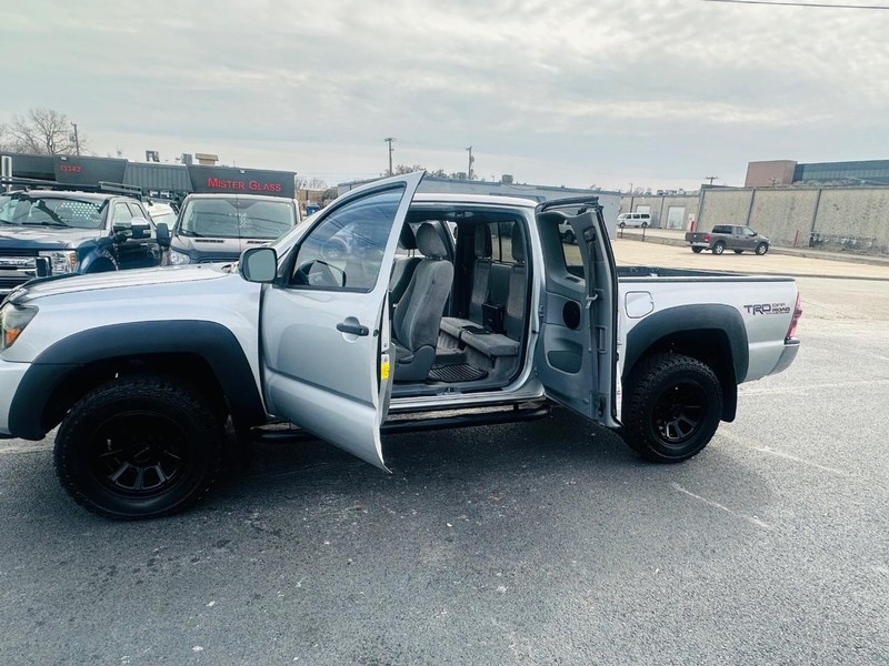 Toyota Tacoma Vehicle Full-screen Gallery Image 23