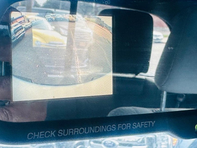 Toyota Tacoma Vehicle Full-screen Gallery Image 24