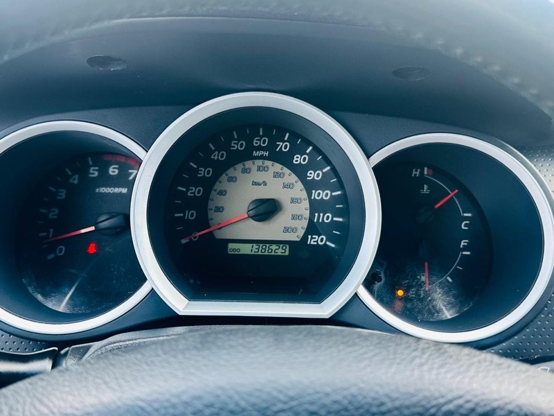 Toyota Tacoma Vehicle Full-screen Gallery Image 25