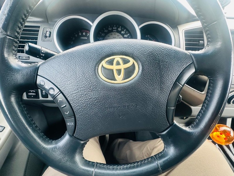 Toyota Tacoma Vehicle Full-screen Gallery Image 26