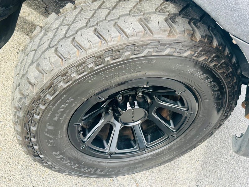 Toyota Tacoma Vehicle Full-screen Gallery Image 31