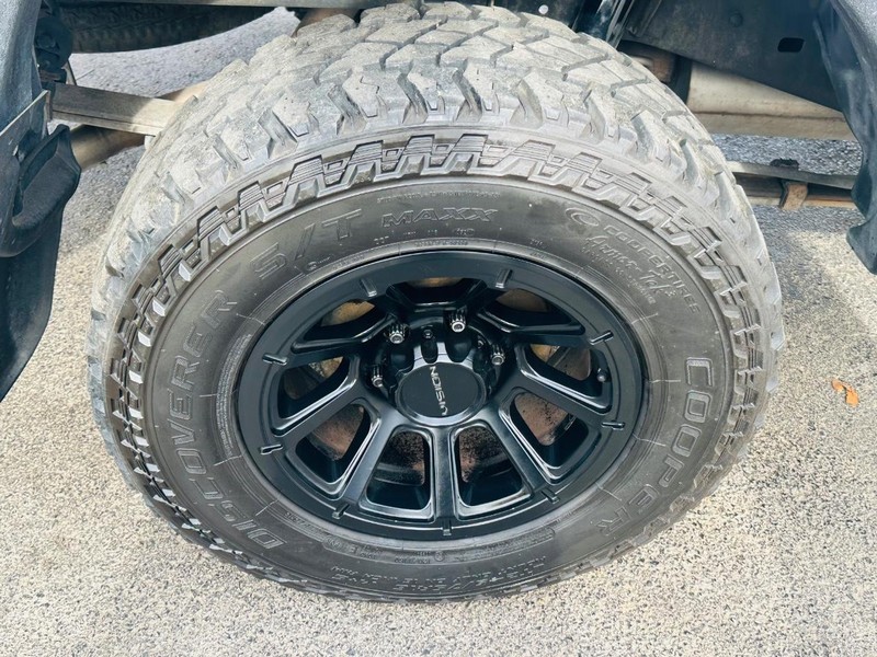 Toyota Tacoma Vehicle Full-screen Gallery Image 32