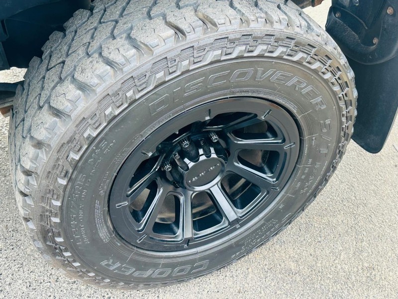 Toyota Tacoma Vehicle Full-screen Gallery Image 33