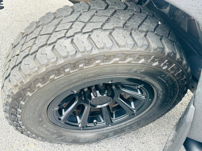 Toyota Tacoma Vehicle Full-screen Gallery Image 34